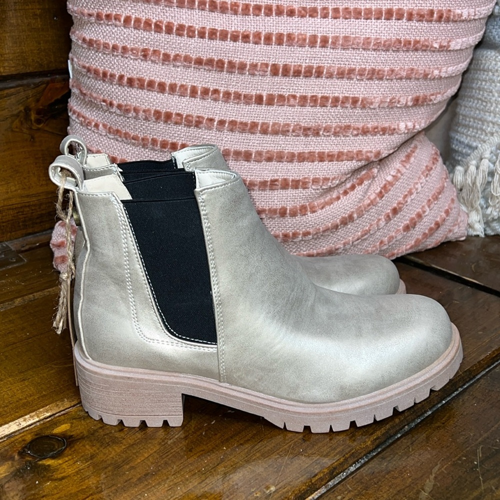 NWT Seven7 Gold Chelsea Boots- 10